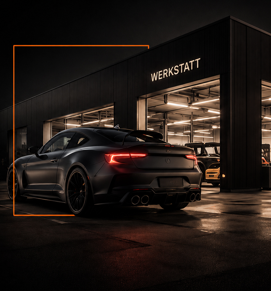 Sportwagen mit leuchtenden Rücklichtern vor einem beleuchteten Autohaus bei Nacht